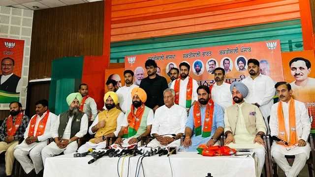 पूर्व विधानसभा अध्यक्ष निर्मल काहलों के बेटे रविकरन भाजपा में शामिल